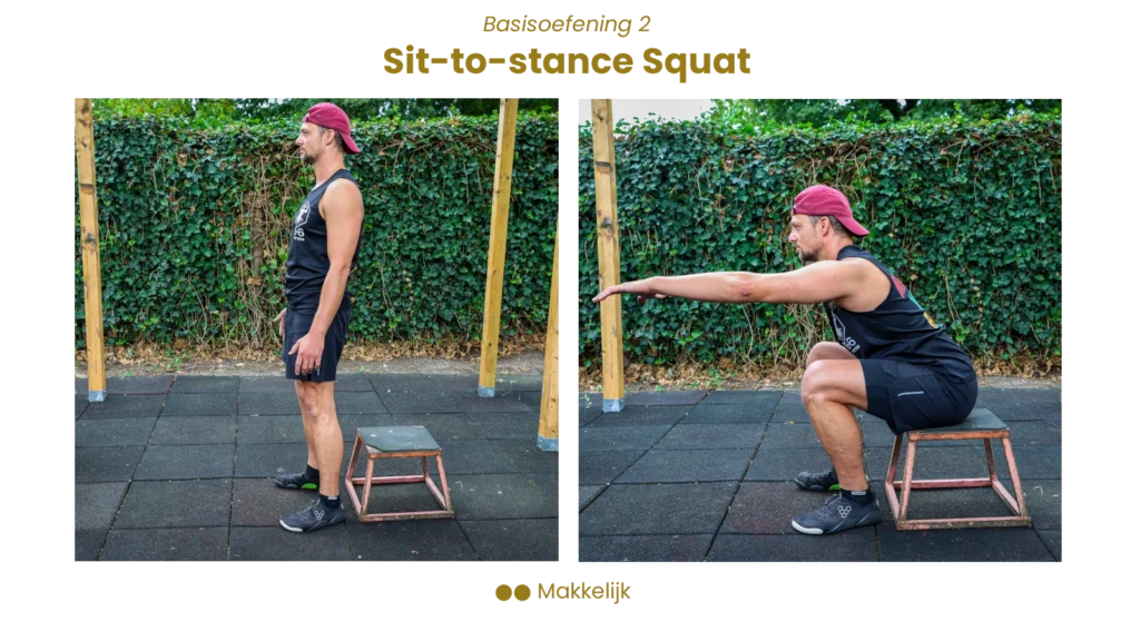 Fenjo laat de sit-to-stand squat zien: gecontroleerd vanuit zit naar stand met rechte romp – niveau makkelijk.