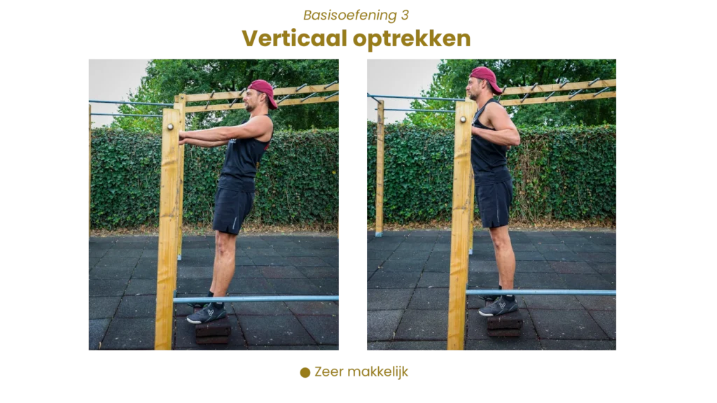 Fenjo demonstreert verticaal optrekken aan stang: van gestrekte armen naar borsthoogte met strakke core – instapniveau.